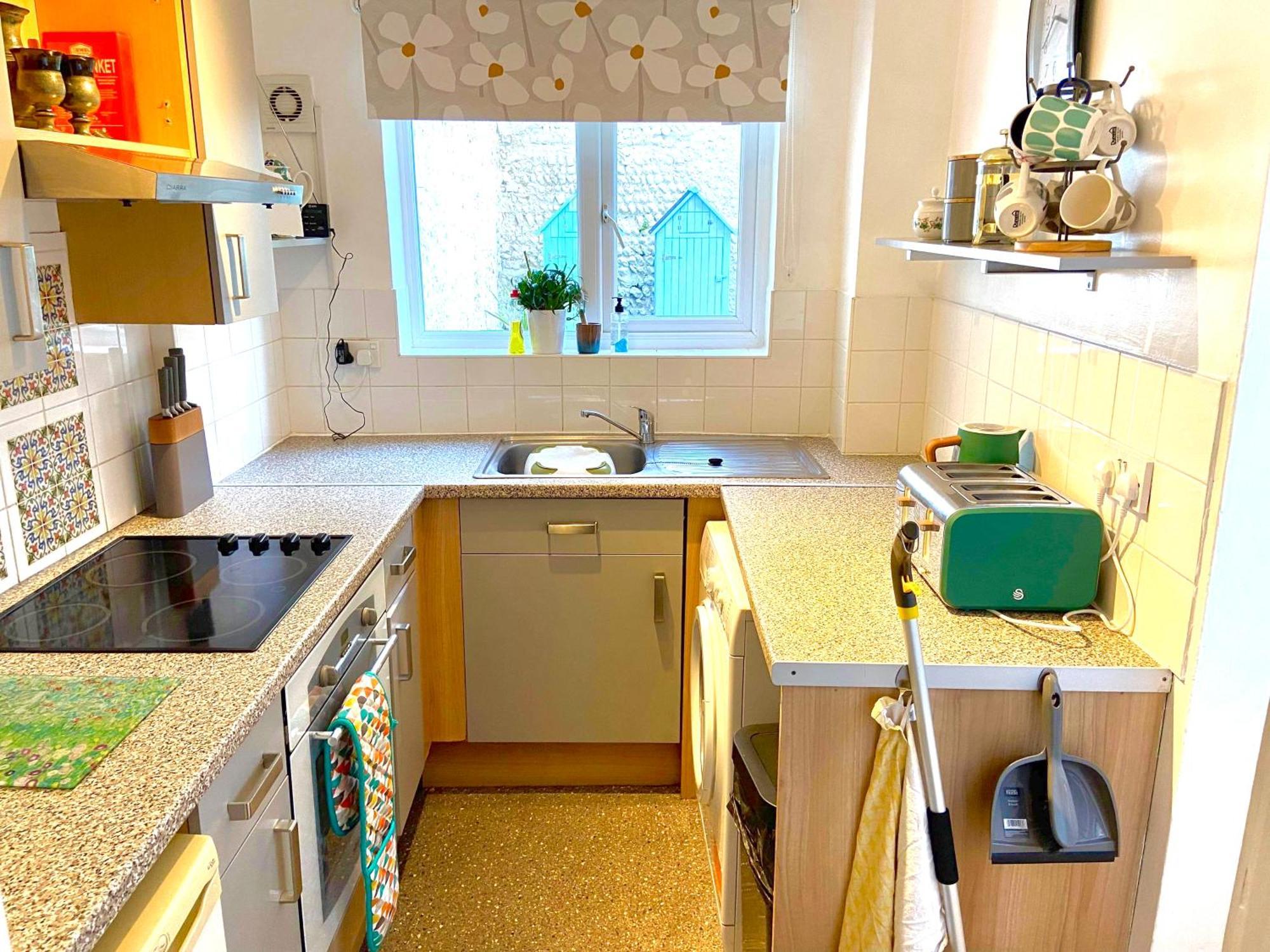 Apartment Seaside Flat With Sunny Garden.